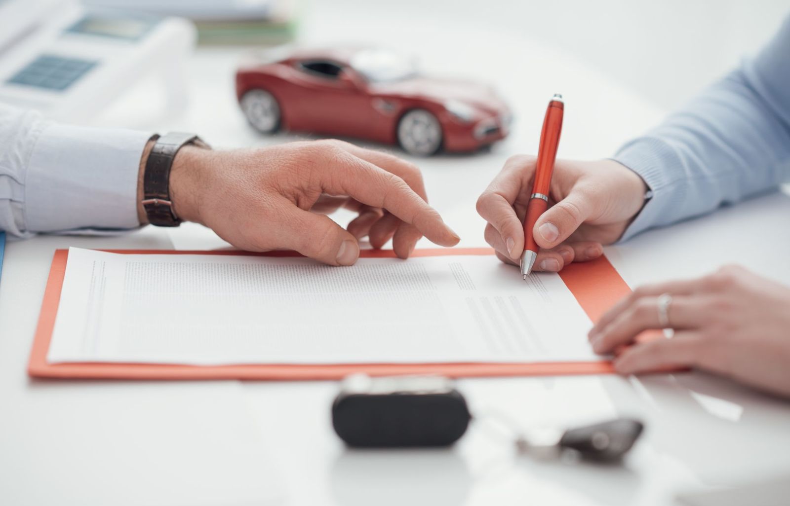 Firma di un contratto assicurativo per l’impresa