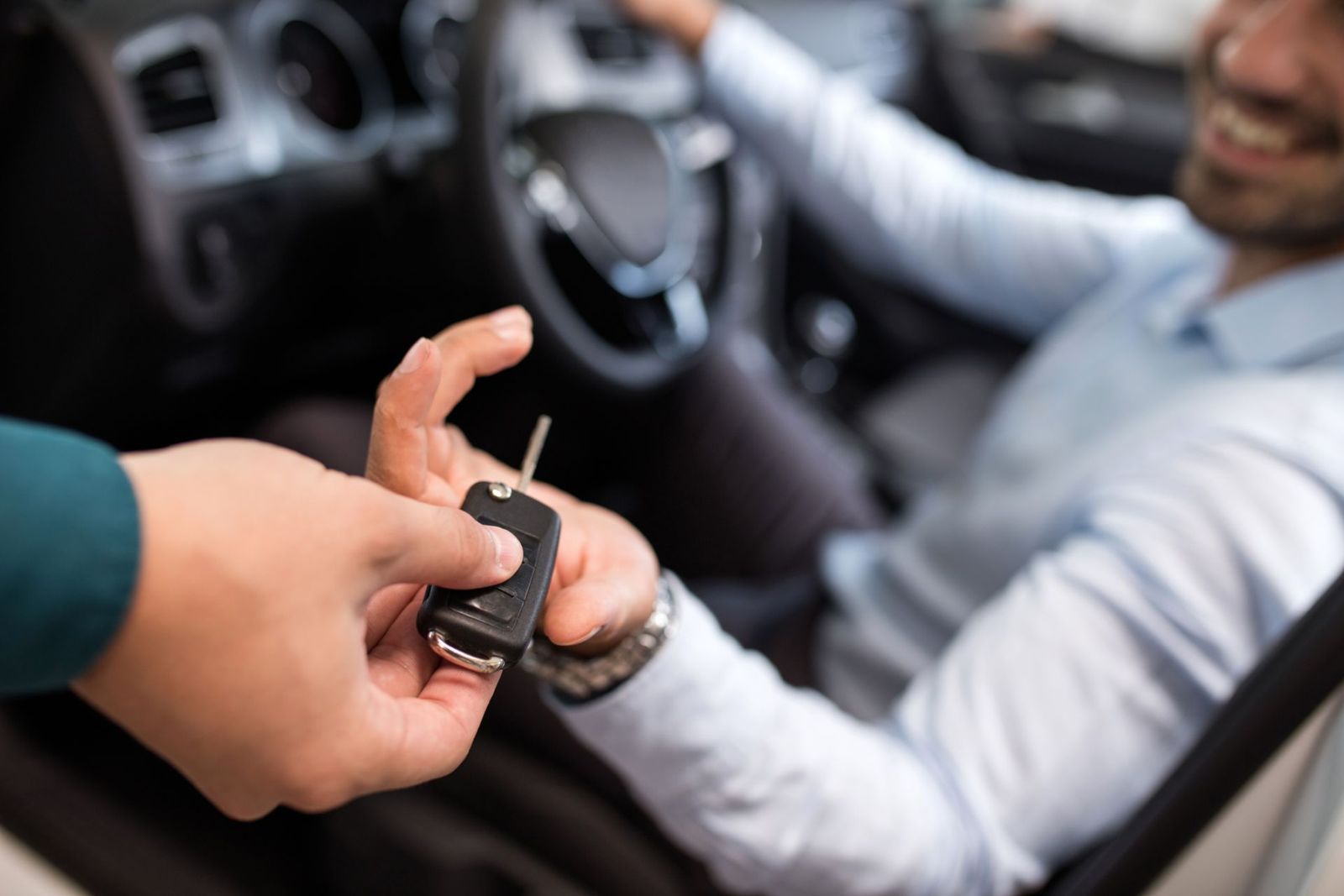 Consegna delle chiavi di un’auto a noleggio