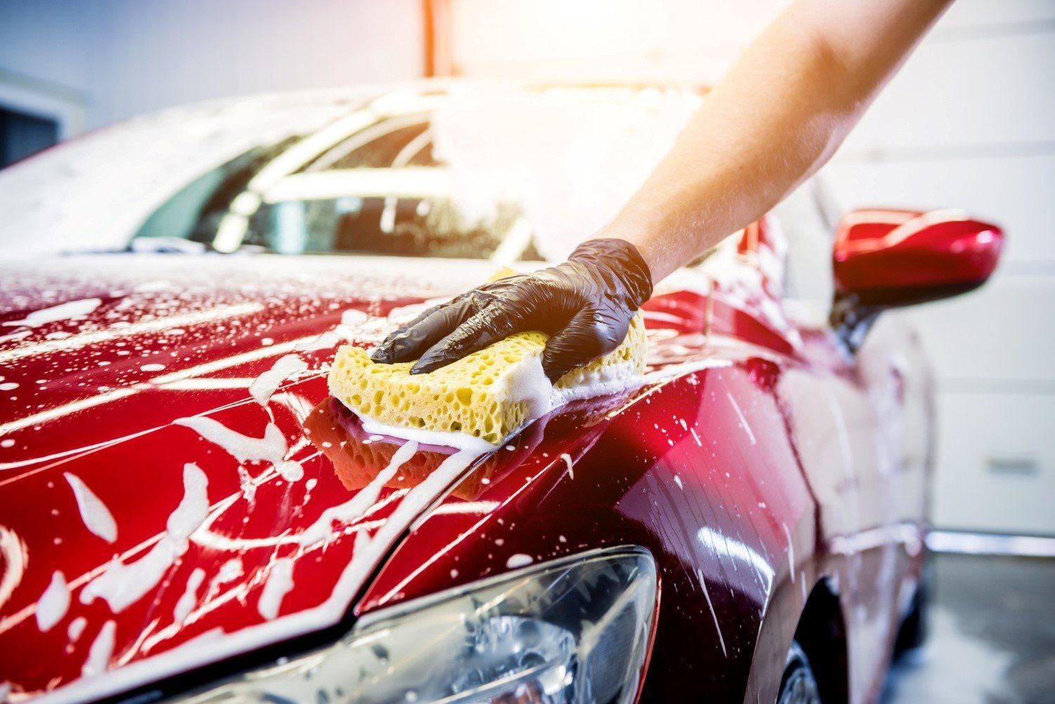 Auto rossa lucidata durante il lavaggio