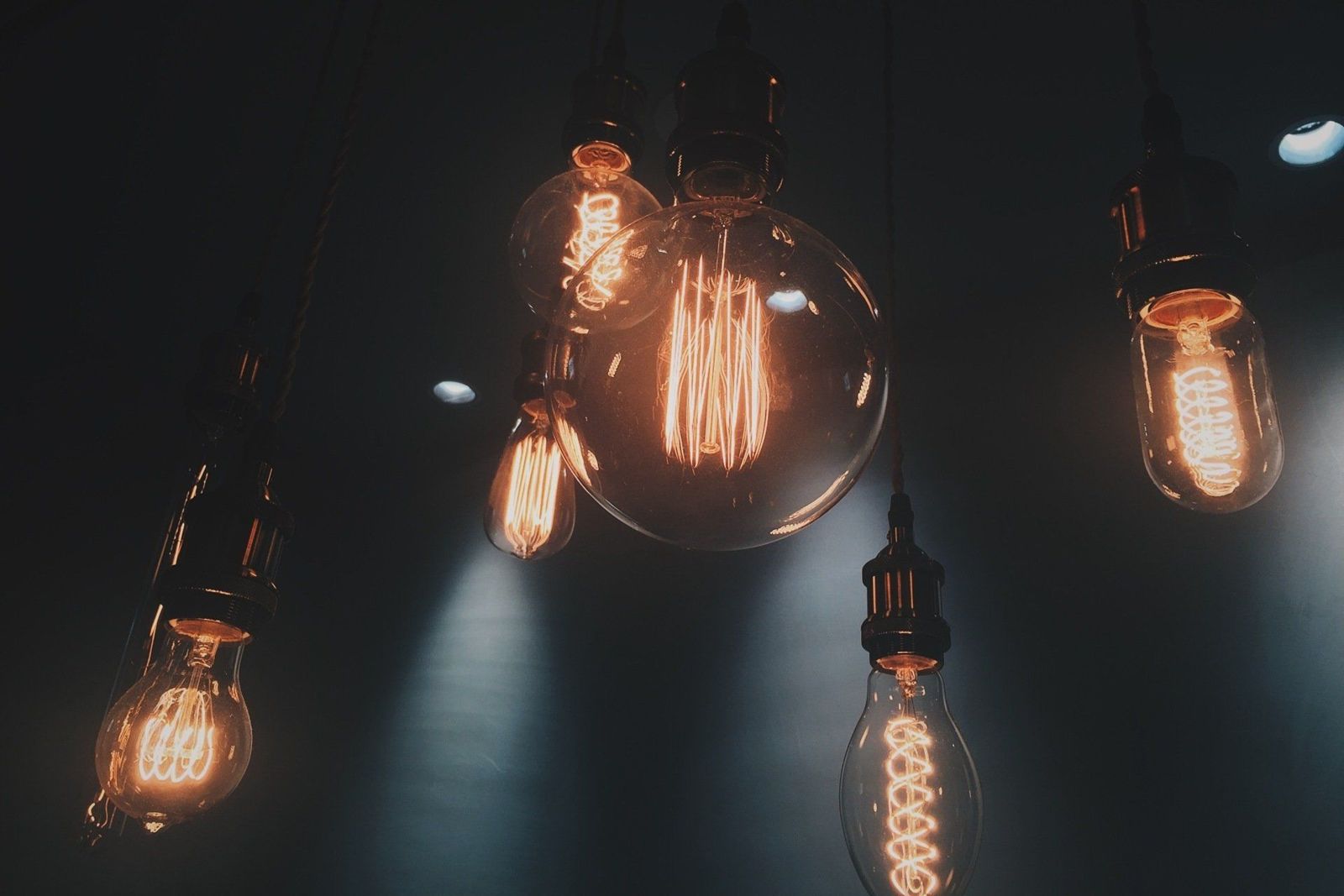 Lampadine a filamento accese su sfondo scuro