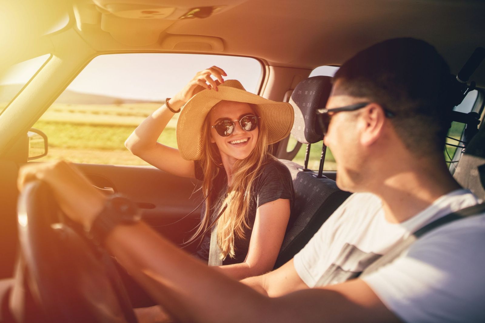 Coppia in viaggio in auto