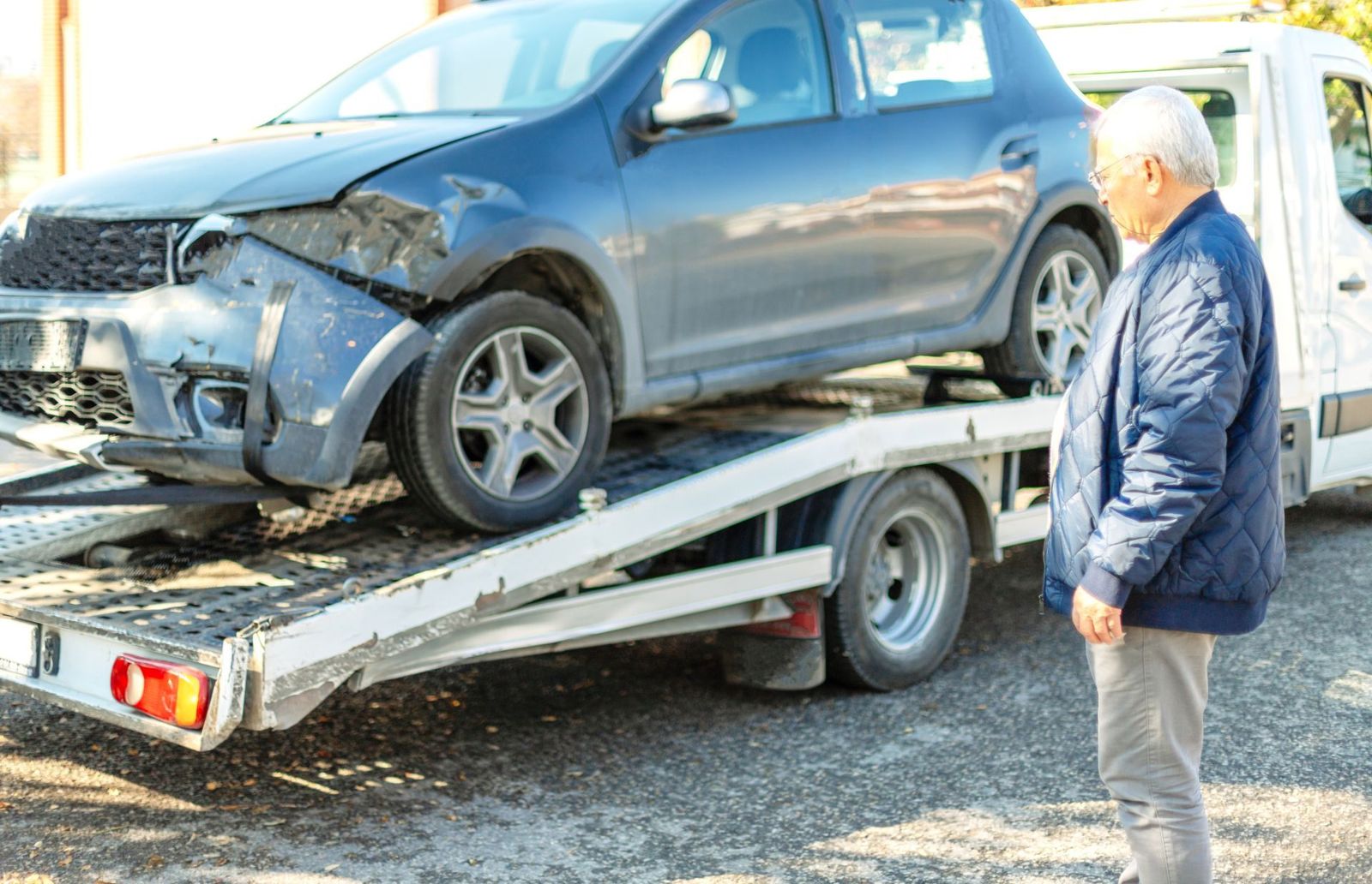 Auto incidentata caricata su un carroattrezzi