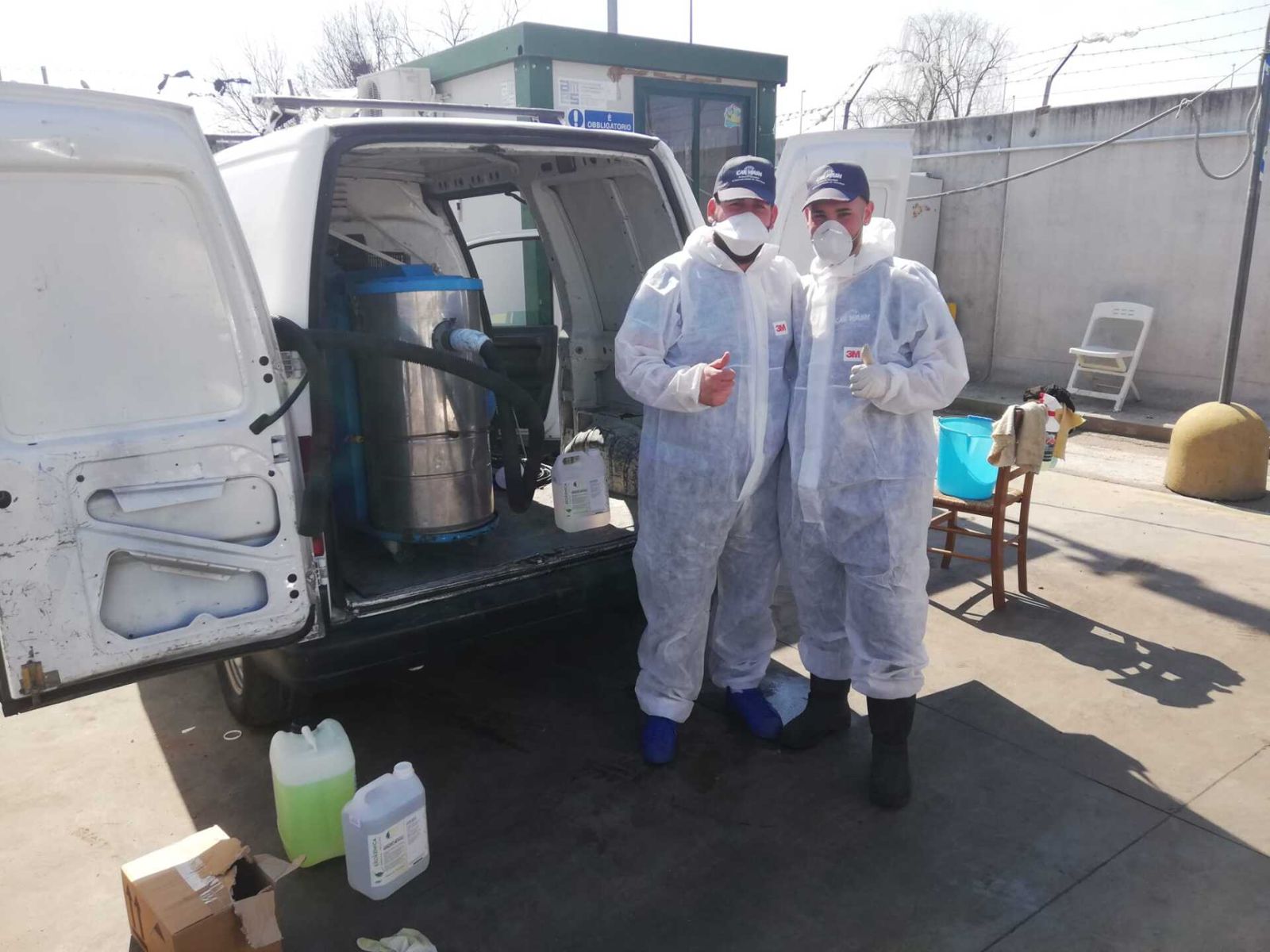 Operatori in tuta protettiva con le attrezzature per la sanificazione dell’abitacolo