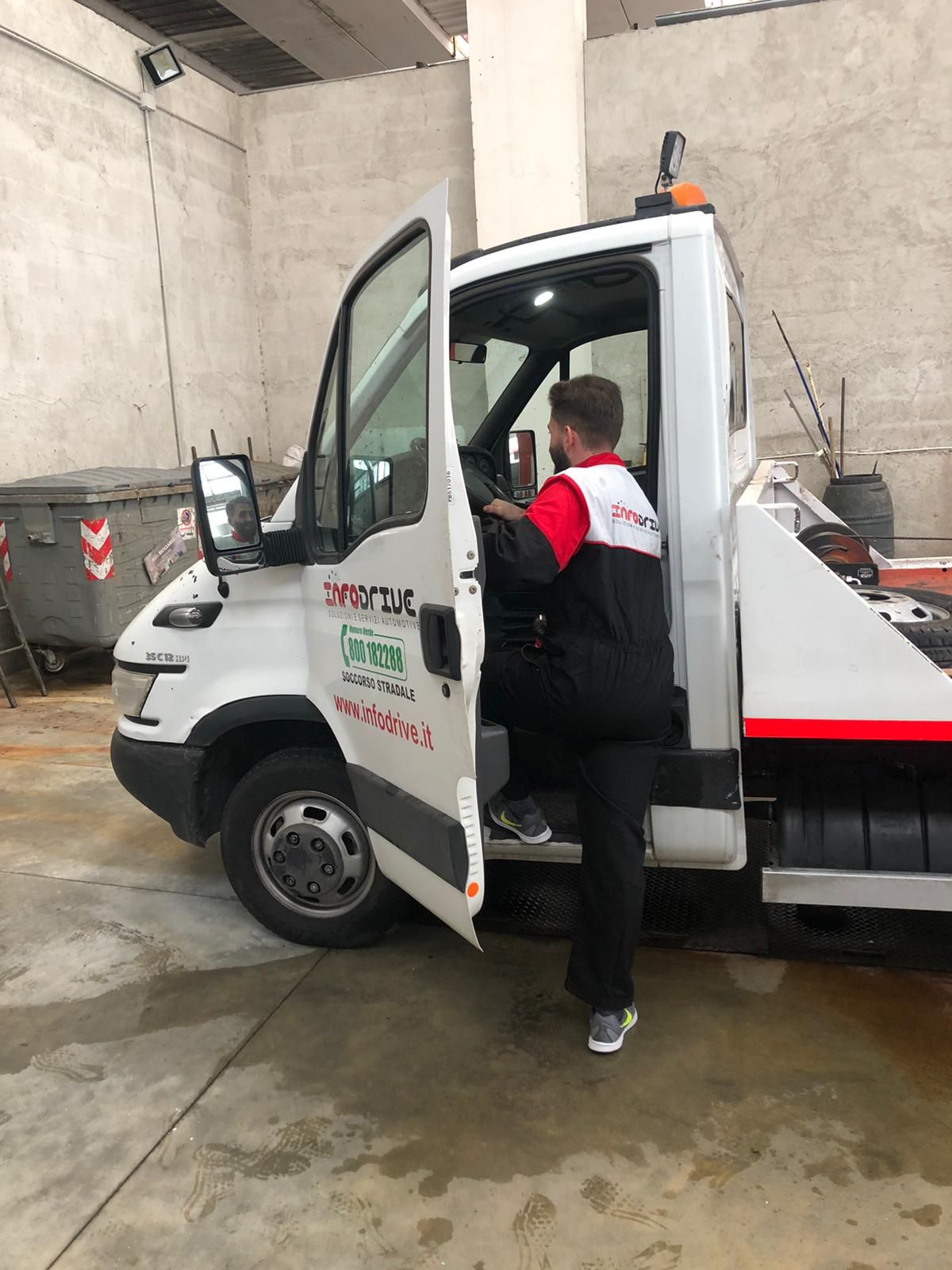 Mezzo di soccorso stradale Infodrive con l’operatore che sale a bordo