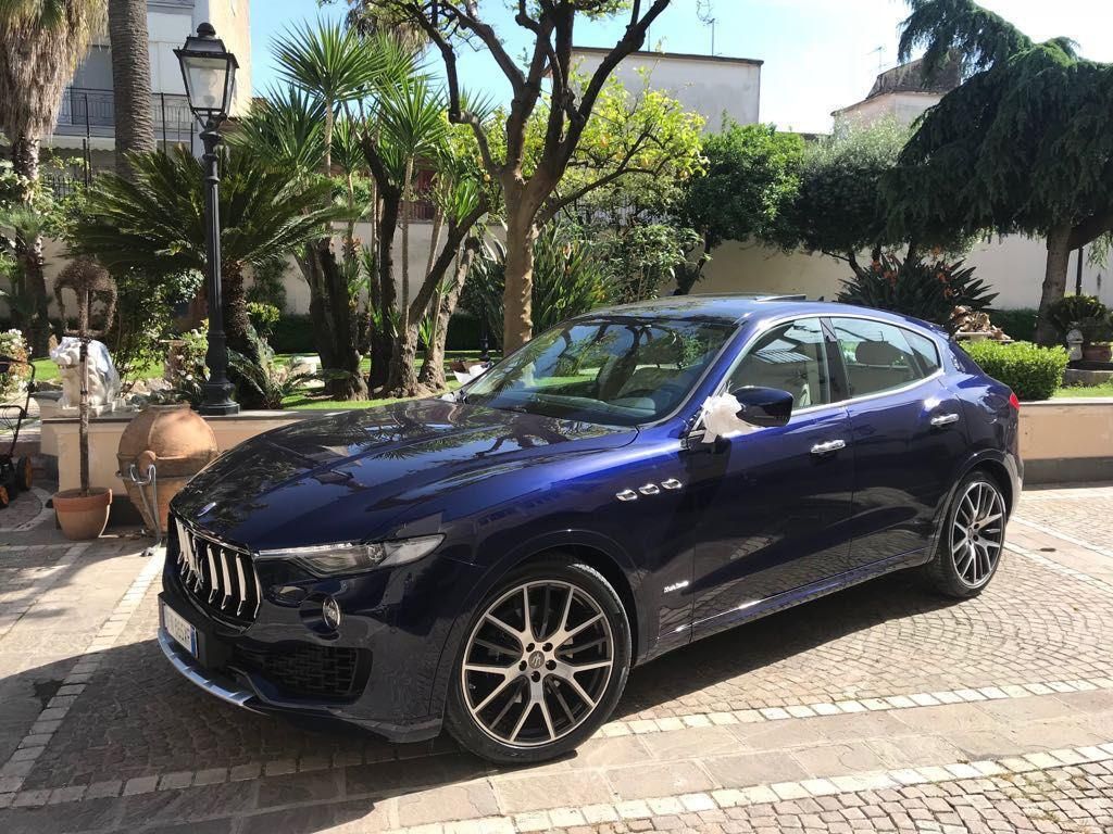 Maserati Levante blu con nastro nuziale