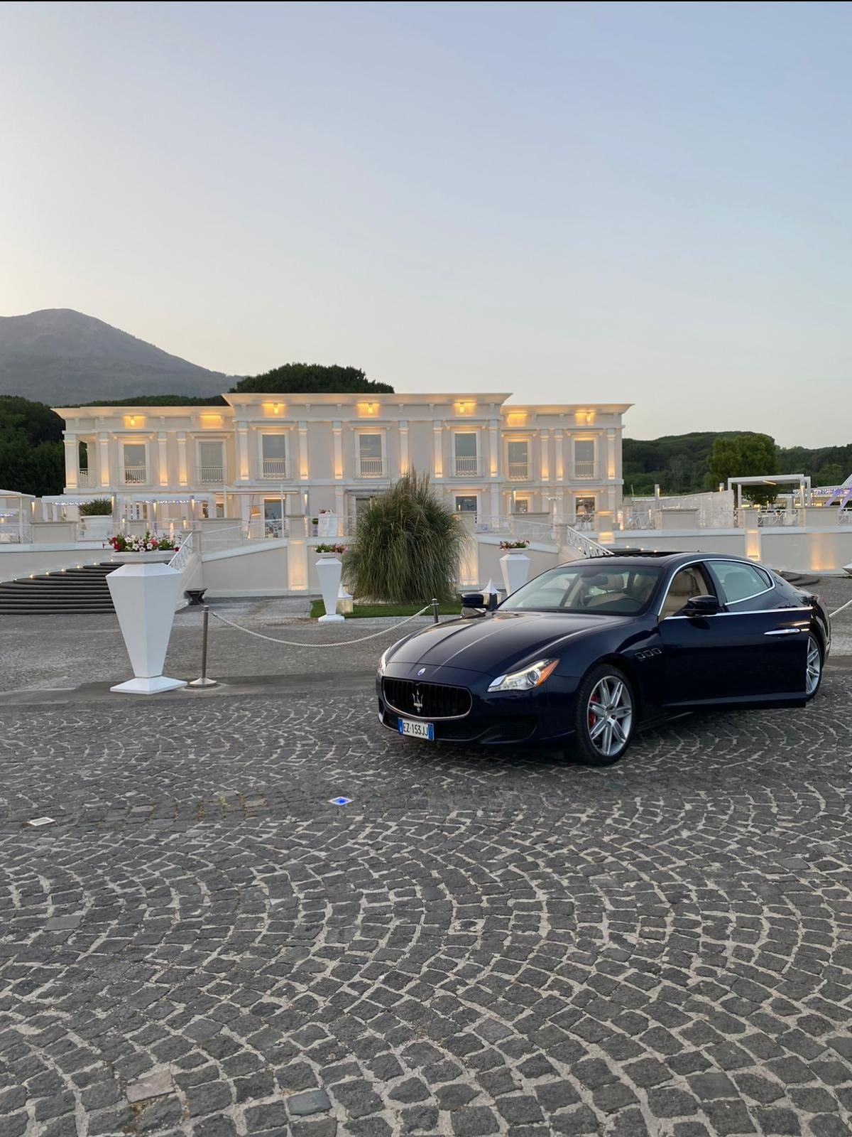 Maserati Quattroporte blu davanti a una villa per ricevimenti