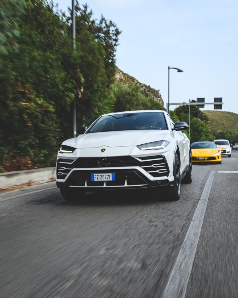 SUV bianco di lusso in movimento su strada