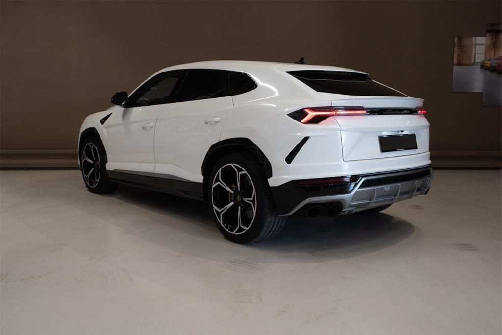SUV bianco di lusso visto da dietro